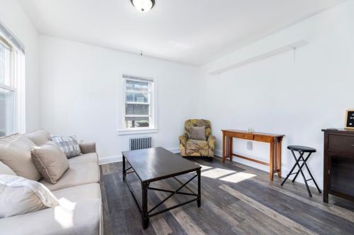 12 Gidley St, Middletown, RI 02840-3444
