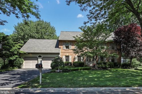 2597 Woodview Dr, Lancaster, PA 17601-1900