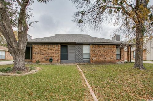 5725 Cancun Dr, Fort Worth, TX 76180-6133