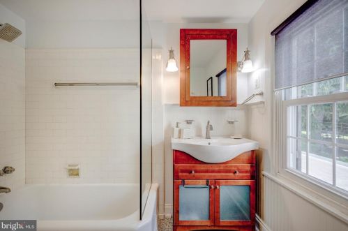 420 Allens Ln, Philadelphia PA 19119-3310 exterior