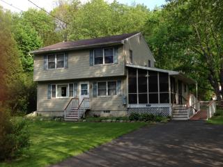 704 Willow Dr, Fredon, NJ 07860-6795