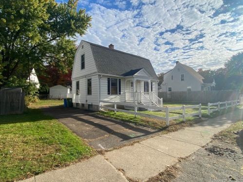 43 Sycamore Ln, Waterbury, CT 06705-1832