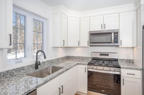 489 High St, Concord, NH 03303-3800