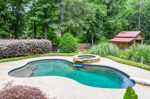 435 Henderson Lake Dr, Holly Springs, GA 30115-8182