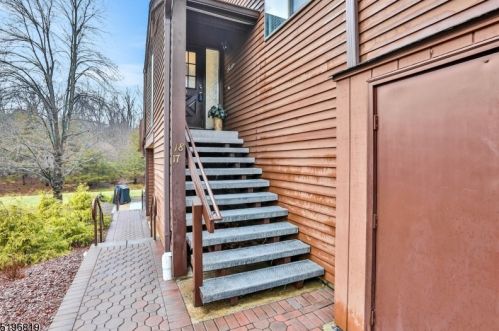 18 Summit Ct, Annandale, NJ 08801-1501