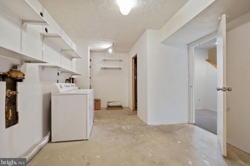 9048 Saffron Ln, Silver Spring MD 20901-4272 exterior