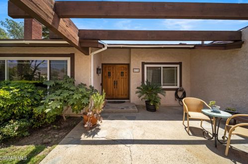 5778 Fearing St, Simi Valley, CA 93063-3524