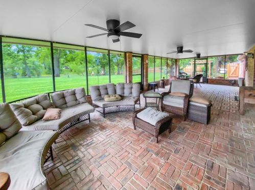 221 Pecan Est Rd, Angleton TX 77515-8463 exterior