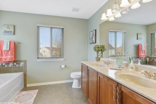 624 Canterbury Ln, Pingree Grove IL  60140-9192 exterior