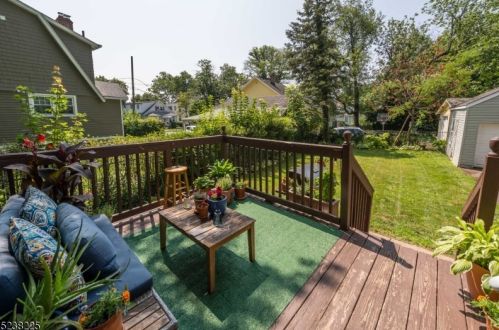 70 Hillcrest Rd, Maplewood NJ  07040-1605 exterior