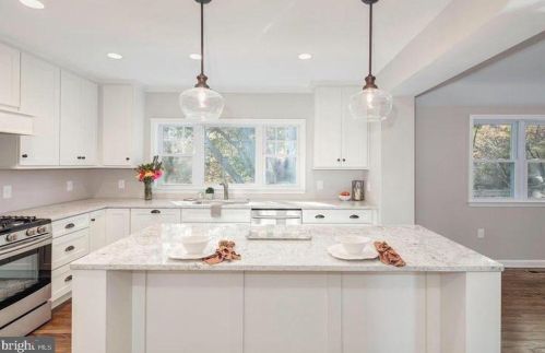 2722 Woodley Pl, Falls Church, VA 22046-3740