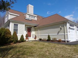 41 Garden Ter, Huntington, CT 06484-4216