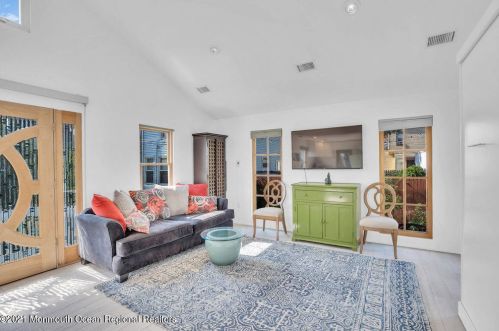 1007 Emory St, Tinton Falls, NJ 07712-6124