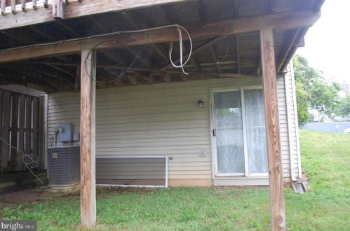 1935 Inglebrook Dr, Woodbridge VA  22192-2456 exterior