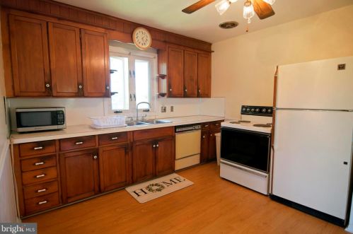 92 Lakedale Dr, Trenton NJ 08648-4421 exterior