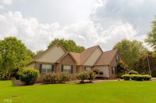 607 Crooked Pine Ct, Locust Grove, GA 30248-3252