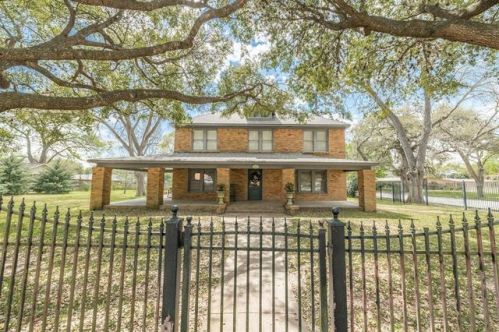 437 Harbert St, Columbus, TX 78934-2927