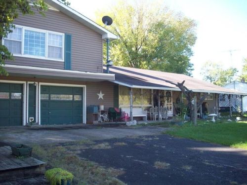 106 Lee Dr, Macon, MO 63552-1006