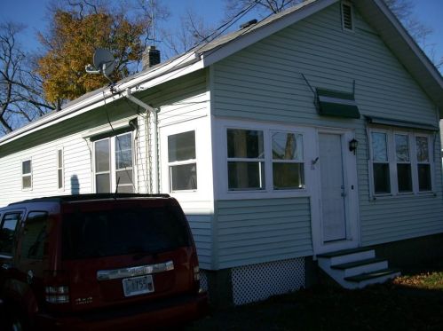 24 Delaware Ave, Warwick, RI 02888-3804