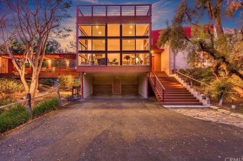 2025 Mt Vernon Ave, Riverside CA  92507-2528 exterior