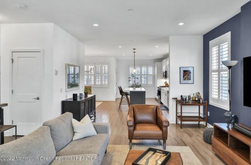 2 River St, Tinton Falls NJ 07701-1324 exterior