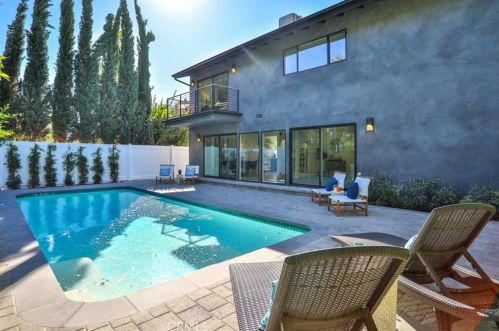 5810 Mammoth Ave, Van Nuys CA  91401-4419 exterior