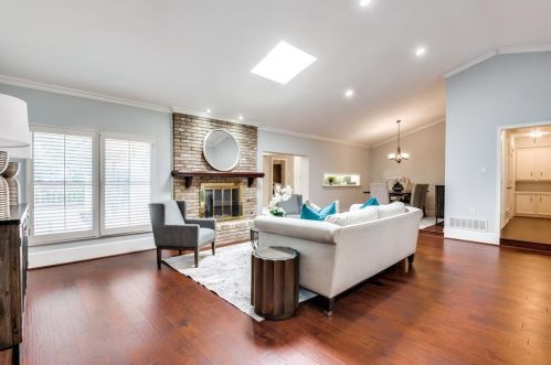 2711 Lakeview Ln, Carrollton TX exterior