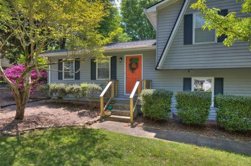 596 Westchester Cir, Marietta, GA 30064-3138