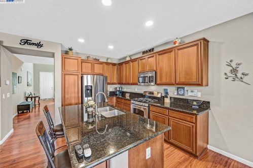 1674 Image Dr, Manteca, CA 95337-8721