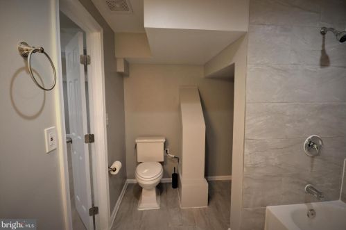 8005 Lake Pleasant Dr, Springfield VA  22153-3005 exterior