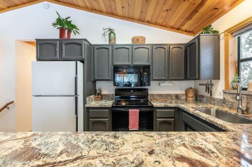 12555 Hillside Dr, Truckee CA  96161-6330 exterior