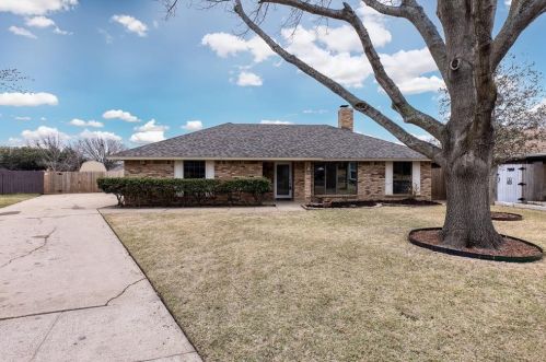 7621 Pear Tree Ln, Fort Worth TX  76133-7462 exterior