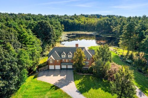 70 Chestnut Hill Rd, Amherst, NH 03031-1504