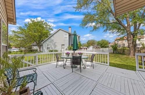 1098 Bradbury Cir, Carol Stream IL  60188-3904 exterior