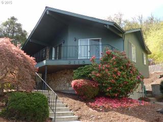 2115 Delridge Ave, Roseburg, OR 97471-2175