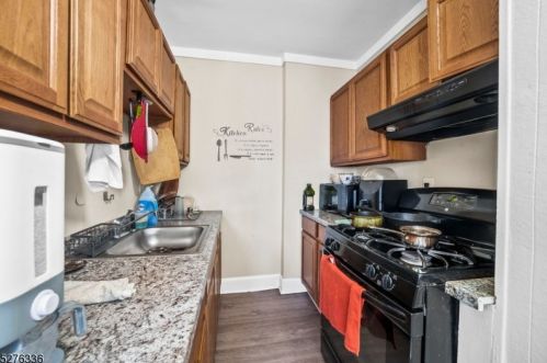 724 Bound Brook Rd, Green Brook, NJ 08812-1008