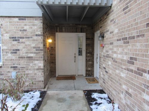 35 Foxcroft Rd, Naperville, IL 60565-2361