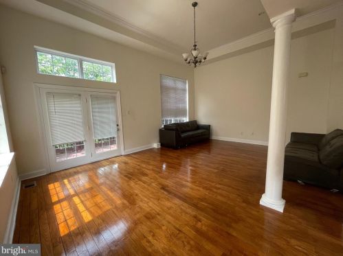 227 Gay St, Philadelphia, PA 19128-4813