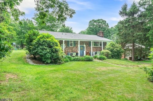 24 Smithtown Rd, Mount Olive, NJ 07828-2625