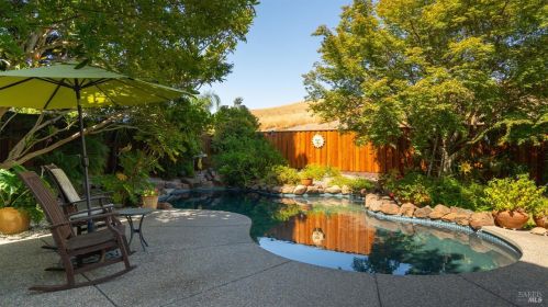 631 Hillcrest Cir, Vacaville, CA 95688-1043