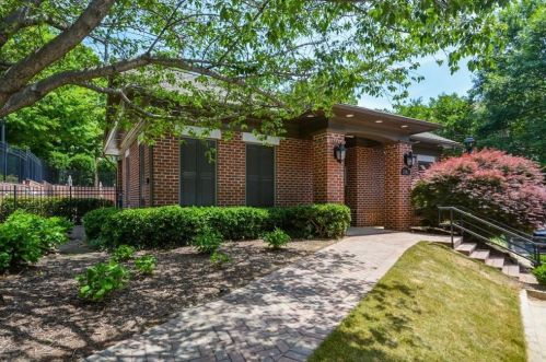 2392 Crescent Park Ct, Atlanta GA  30339-6022 exterior