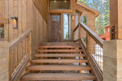 13671 Pathway Ave, Truckee CA  96161-6225 exterior
