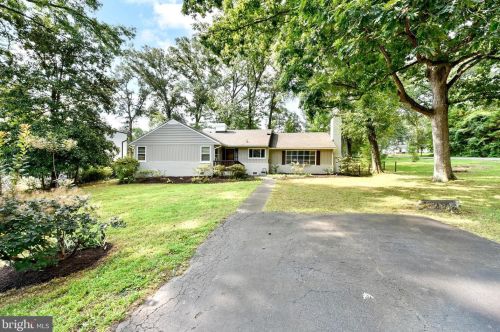 7441 Mason Ln, Falls Church, VA 22042-3516