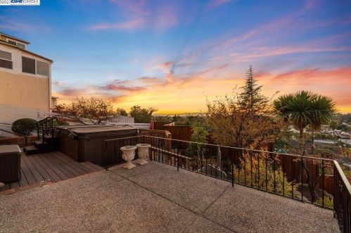 1301 Juana Ave, San Leandro CA  94577-5044 exterior