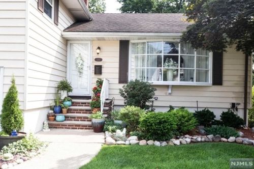 294 Webster Dr, N Milford, NJ 07646-1116