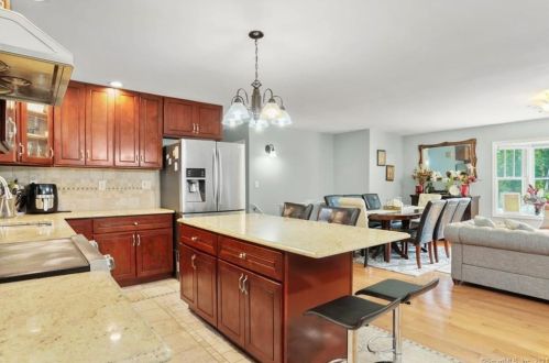 21 Whitewood Dr, Huntington, CT 06484-5027