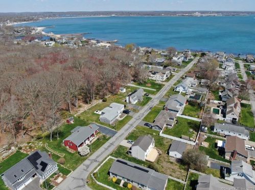 31 Billow Rd, Niantic, CT 06357-3444