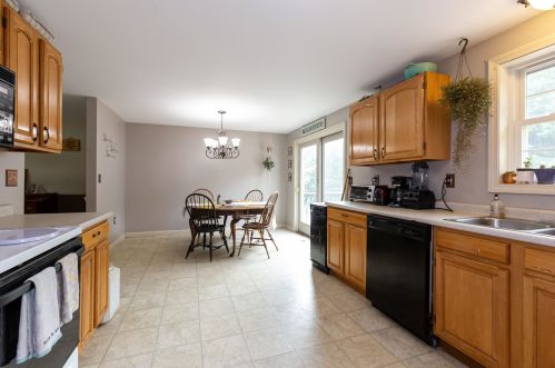 35 Jefferson Dr, Hillsboro, NH 03244-5318