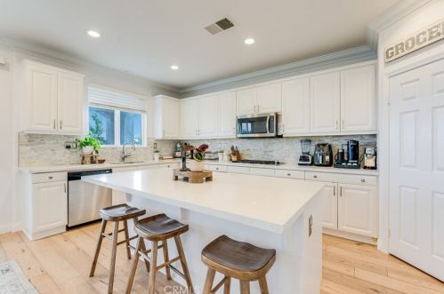 18458 Lakepointe Dr, Riverside CA  92503-0252 exterior