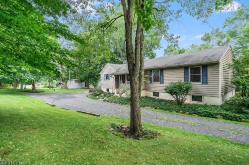 23 Academy St, Califon, NJ 07830-4354